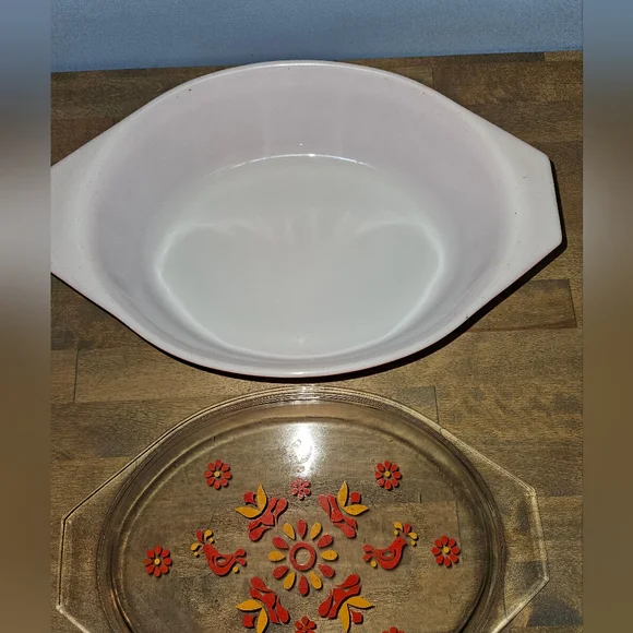 Pyrex Friendship Casserole Dish and Lid 2.5 QT Vintage - Picture 3 of 8